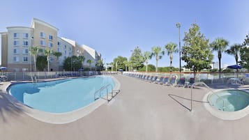 Alberca al aire libre, sombrillas en la alberca y camastros