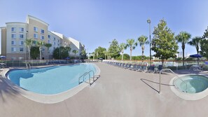 Piscine extérieure, parasols de plage, chaises longues