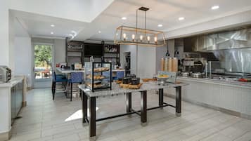 Desayuno continental diario (USD 15.00 por persona)