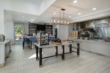 Desayuno continental diario (USD 15.00 por persona)