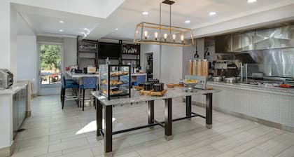 Hilton Garden Inn Detroit Metro Airport
