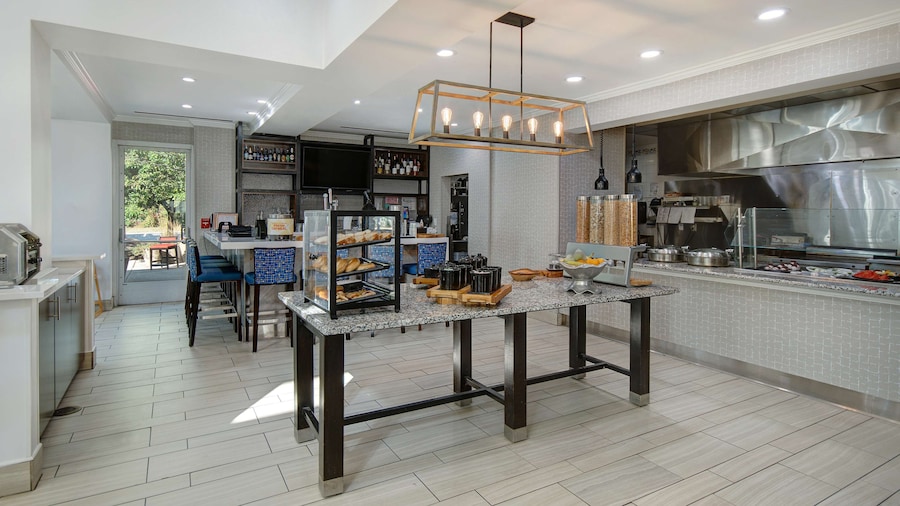 Hilton Garden Inn Detroit Metro Airport