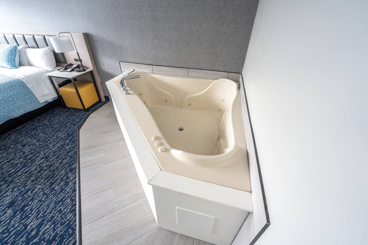 Premium Room, 1 King Bed, Hot Tub, Harbor View | Pillowtop beds, desk, iron/ironing board, bed sheets