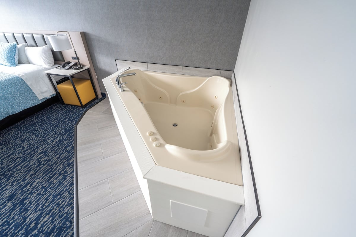 Premium Room, 1 King Bed, Hot Tub, Harbor View | Pillowtop beds, desk, iron/ironing board, free wired internet