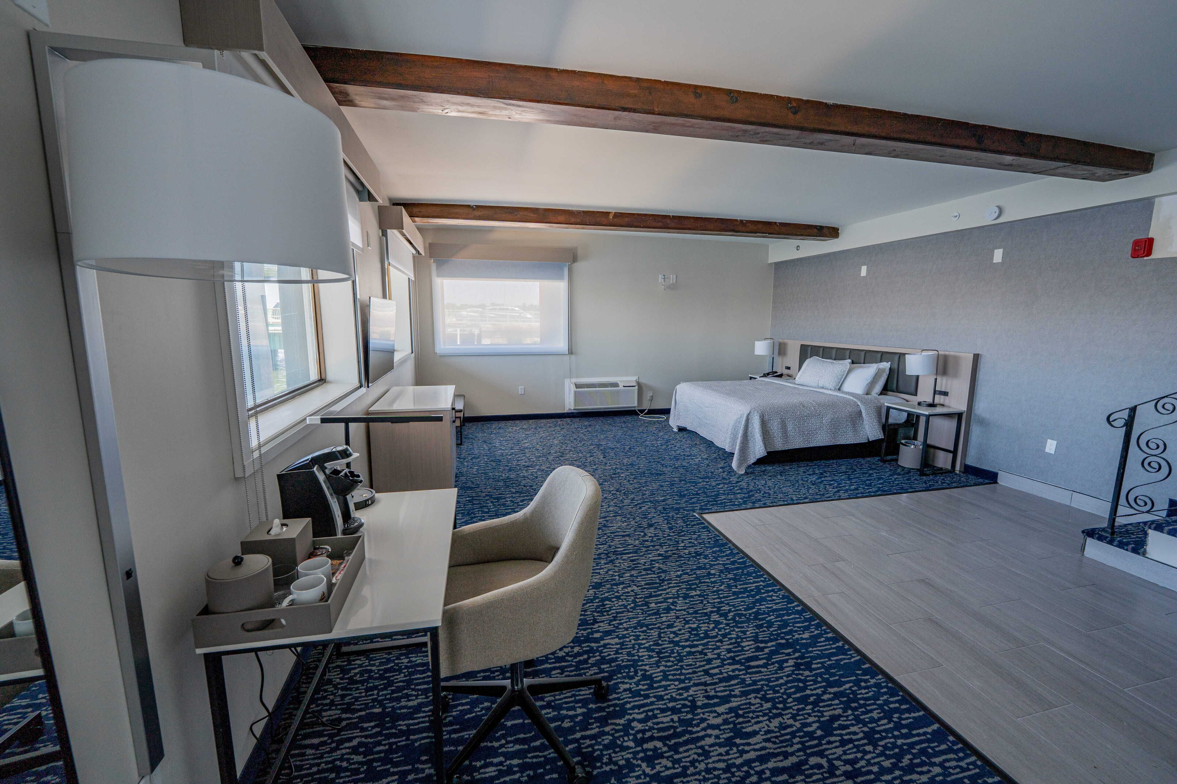 Superior Room, 1 King Bed, Marina View, Corner | Pillow-top beds, desk, iron/ironing board, free wired Internet