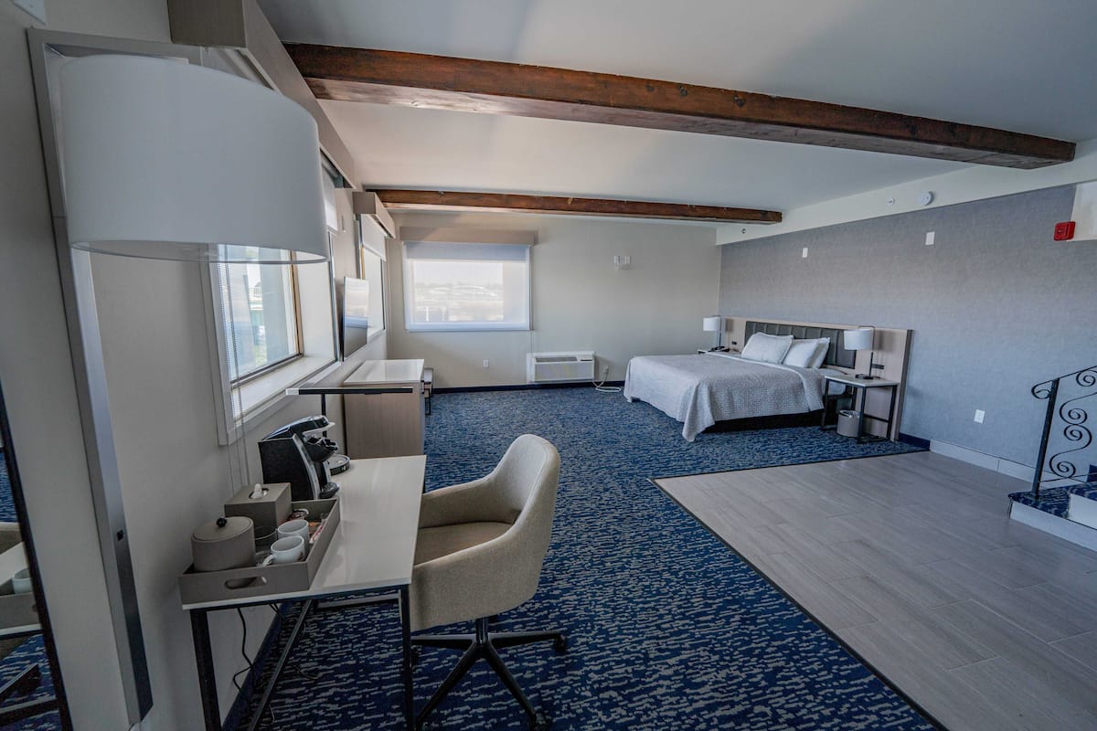 Superior Room, 1 King Bed, Marina View, Corner | Pillowtop beds, desk, iron/ironing board, bed sheets