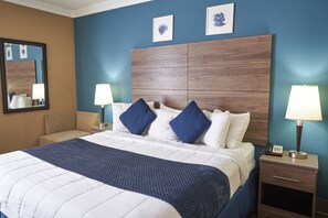 スタンダード ルーム キングベッド 1 台 禁煙 | ピロートップベッド、デスク、ノートパソコン用作業スペース、アイロン / アイロン台