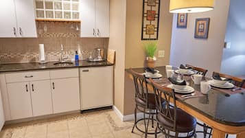 Deluxe Suite | Private kitchen | Fridge, microwave, coffee/tea maker