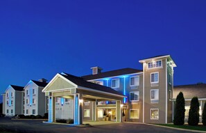 A multi-story hotel with a covered entrance and a parking lot. - Holiday Inn Express & Suites New Buffalo by IHG (New Buffalo)
