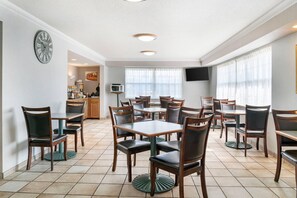 Free daily buffet breakfast - Quality Inn & Suites Manistique (Manistique)