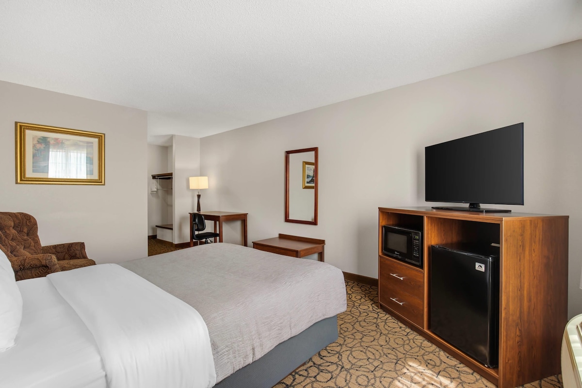 Room, 1 Queen Bed, Accessible, Non Smoking | Pillowtop beds, desk, laptop workspace, blackout drapes