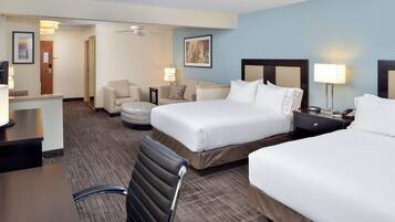 Suite, 2 Tempat Tidur Queen, pemandangan halaman | 1 kamar tidur, meja kerja, dan ruang kerja ramah laptop