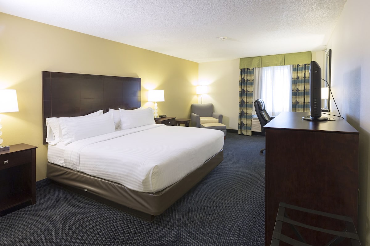 Standard Room, 1 King Bed | Desk, laptop workspace, iron/ironing board, free WiFi