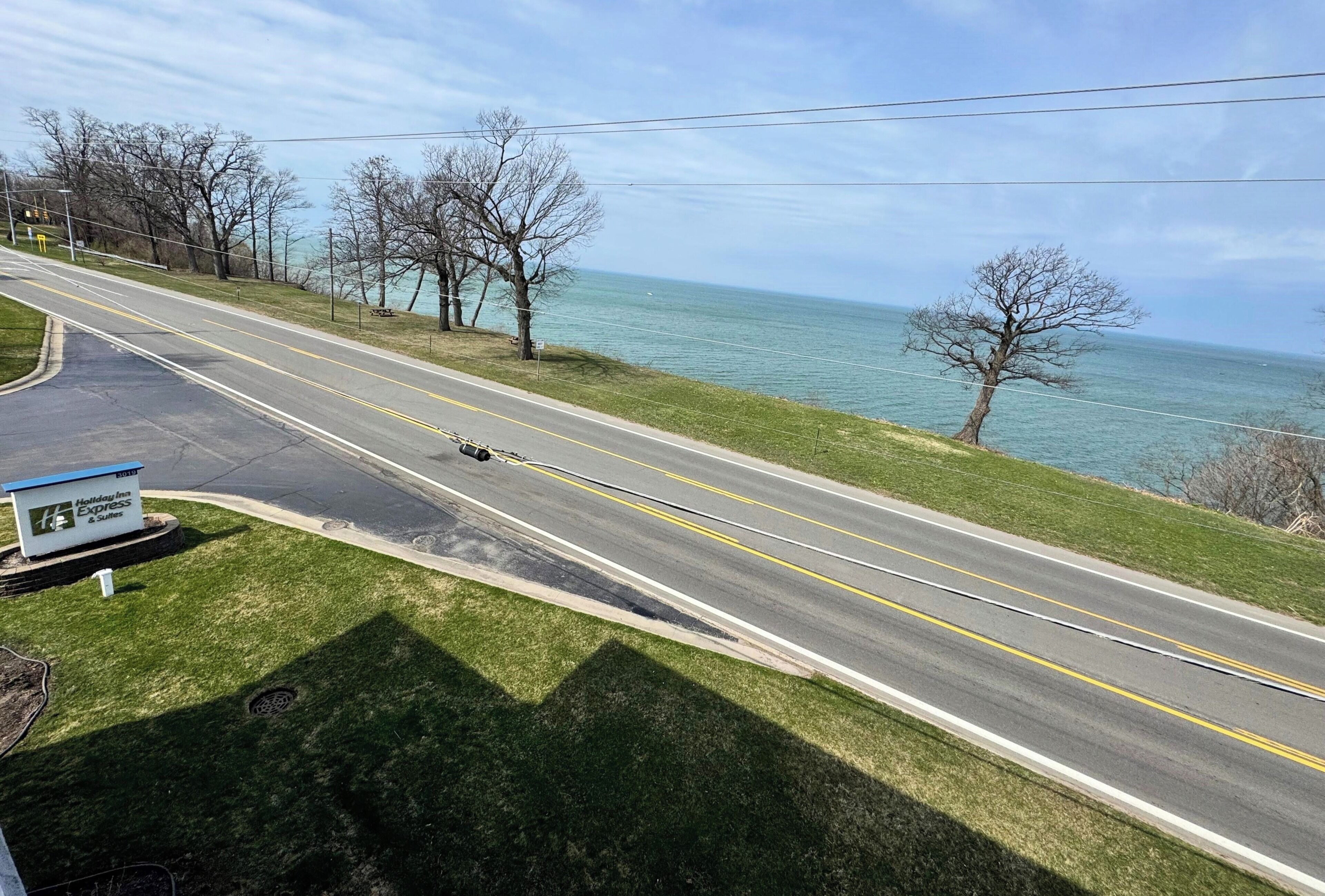 Une route avec un panneau indiquant le Holiday Inn Express.
