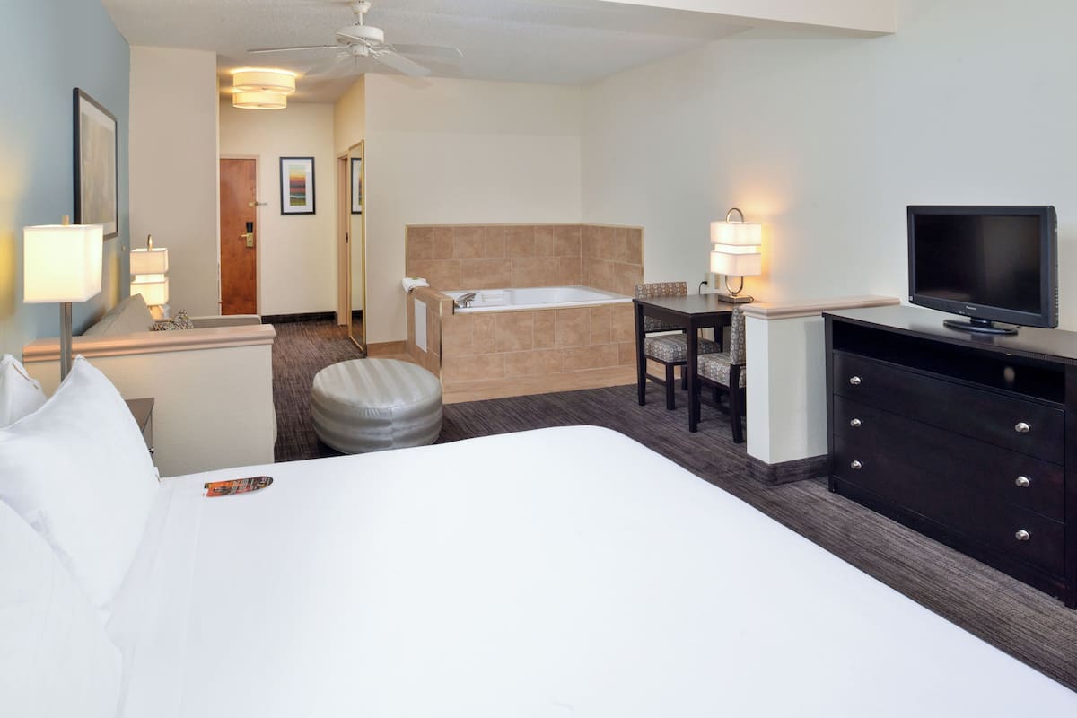Suite, 1 cama King size, hidromasaje, vista al patio | Escritorio y espacio para trabajar con laptop 