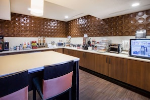 Free buffet breakfast - Wingate by Wyndham Roseville/Detroit (Roseville)