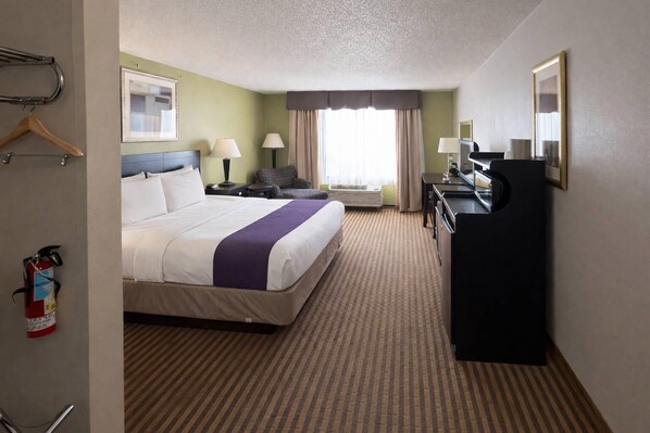 Edredón, escritorio y espacio para trabajar con laptop 