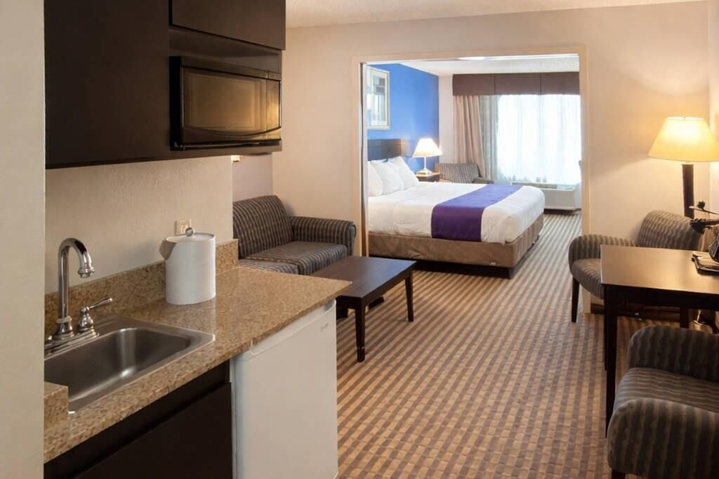 Suite, 1 King Bed with Sofa bed, Non Smoking | Down comforters, desk, laptop workspace, blackout drapes