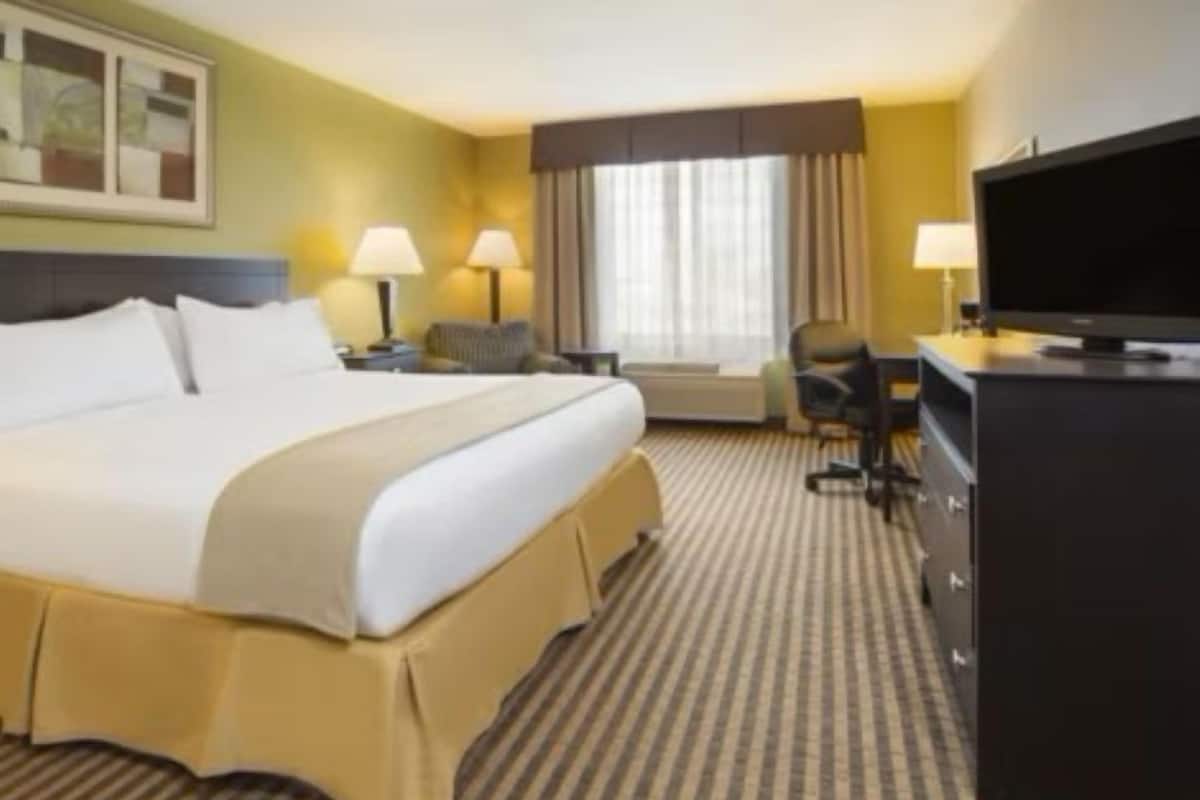 Standard Single Room | Down comforters, desk, laptop workspace, blackout drapes
