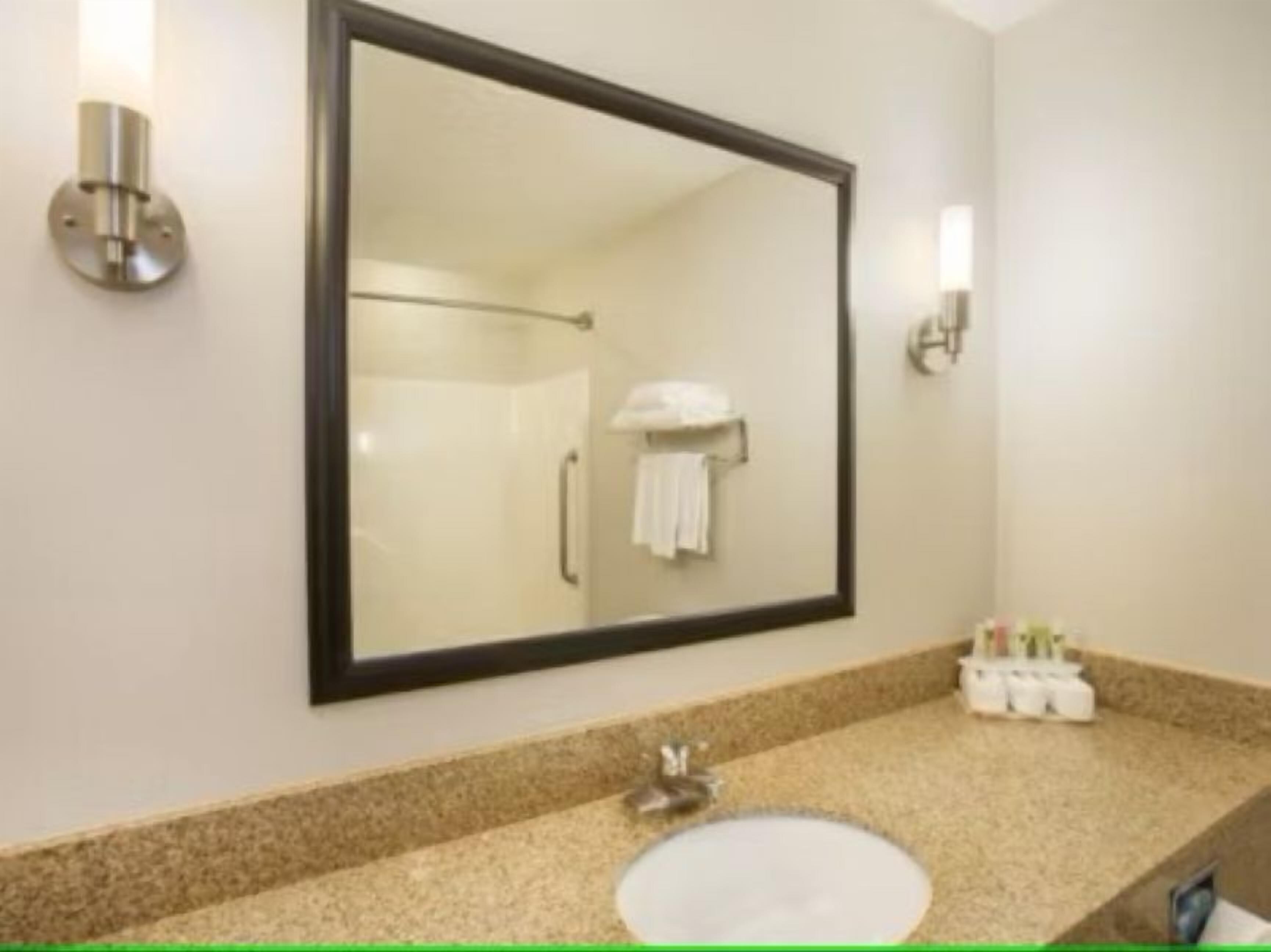 standard single room | bathroom | combined shower/bathtub, free toiletries, hair dryer, towels