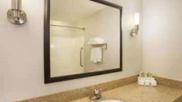 Tina con regadera, amenidades de baño gratuitas, secadora de cabello