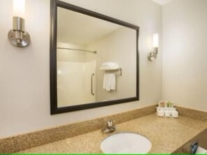 Habitació individual estàndard | Bany | Combinació de dutxa i banyera i articles de tocador gratuïts 
