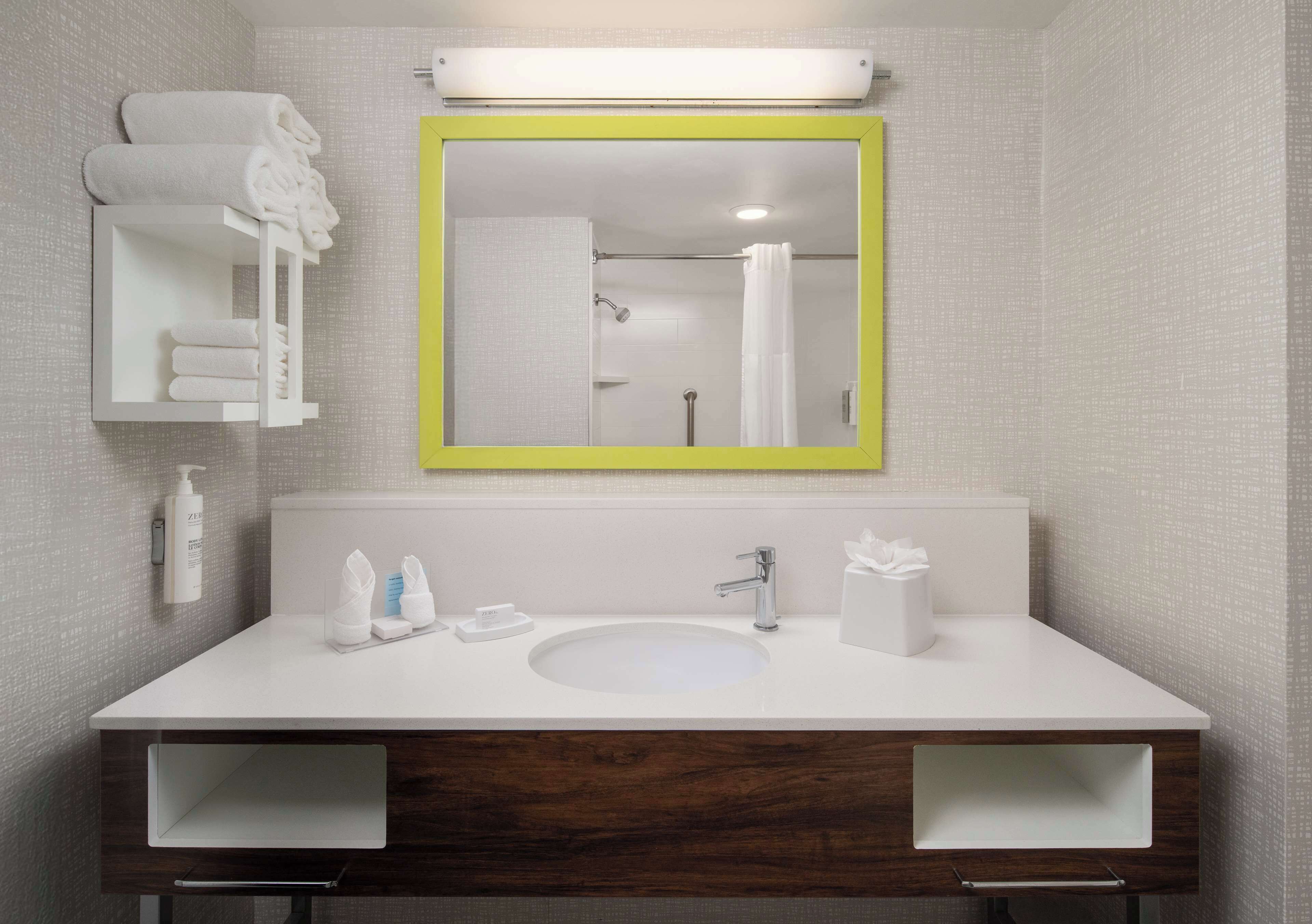 two queens refrig/micro ns | bathroom | hair dryer, towels