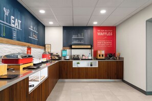 Free daily buffet breakfast - Hampton Inn Sturbridge (Sturbridge)