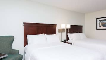 Phòng, 2 giường cỡ queen, tủ lạnh | 1 phòng ngủ, bộ đồ giường cao cấp, két bảo mật tại phòng, bàn