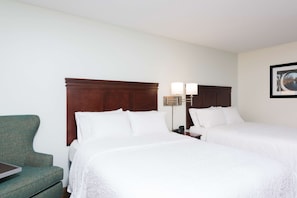 Chambre, 2 grands lits, réfrigérateur | Literie de qualité, coffre-fort, bureau, fer et planche à repasser