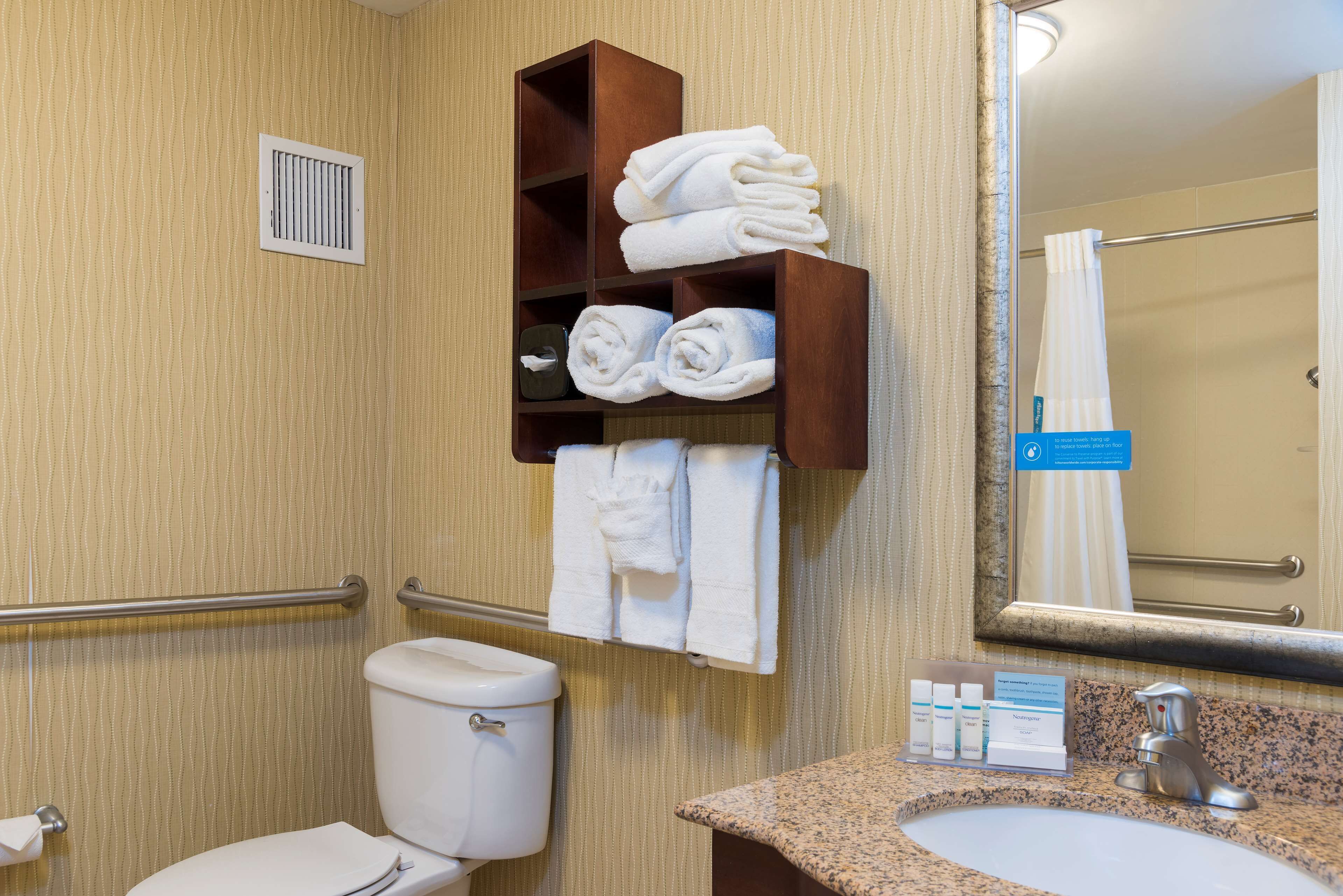 room, 1 queen, accessible, bathtub  | bathroom | free toiletries, hair dryer, towels