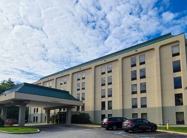 Un edificio de varios pisos con techo plano y entrada cubierta que indica "Clearance 15".