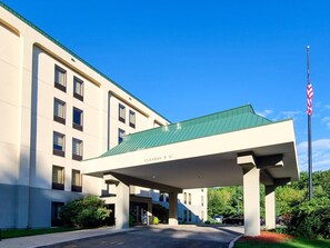 A modern building with a covered entrance and an American flag. - Comfort Inn Saco-Old Orchard Beach (Saco)