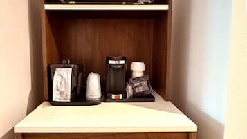 Un pequeño estante de madera con una cafetera, un recipiente de vidrio y un soporte para cápsulas de café.
