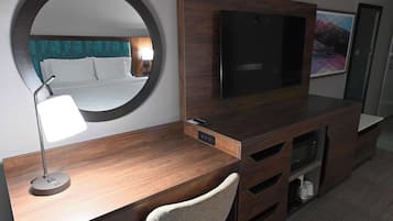 Habitación, 1 cama de matrimonio grande, accesible para personas con discapacidad, no fumadores | Minibar, caja fuerte, tabla de planchar con plancha y cunas (de pago)