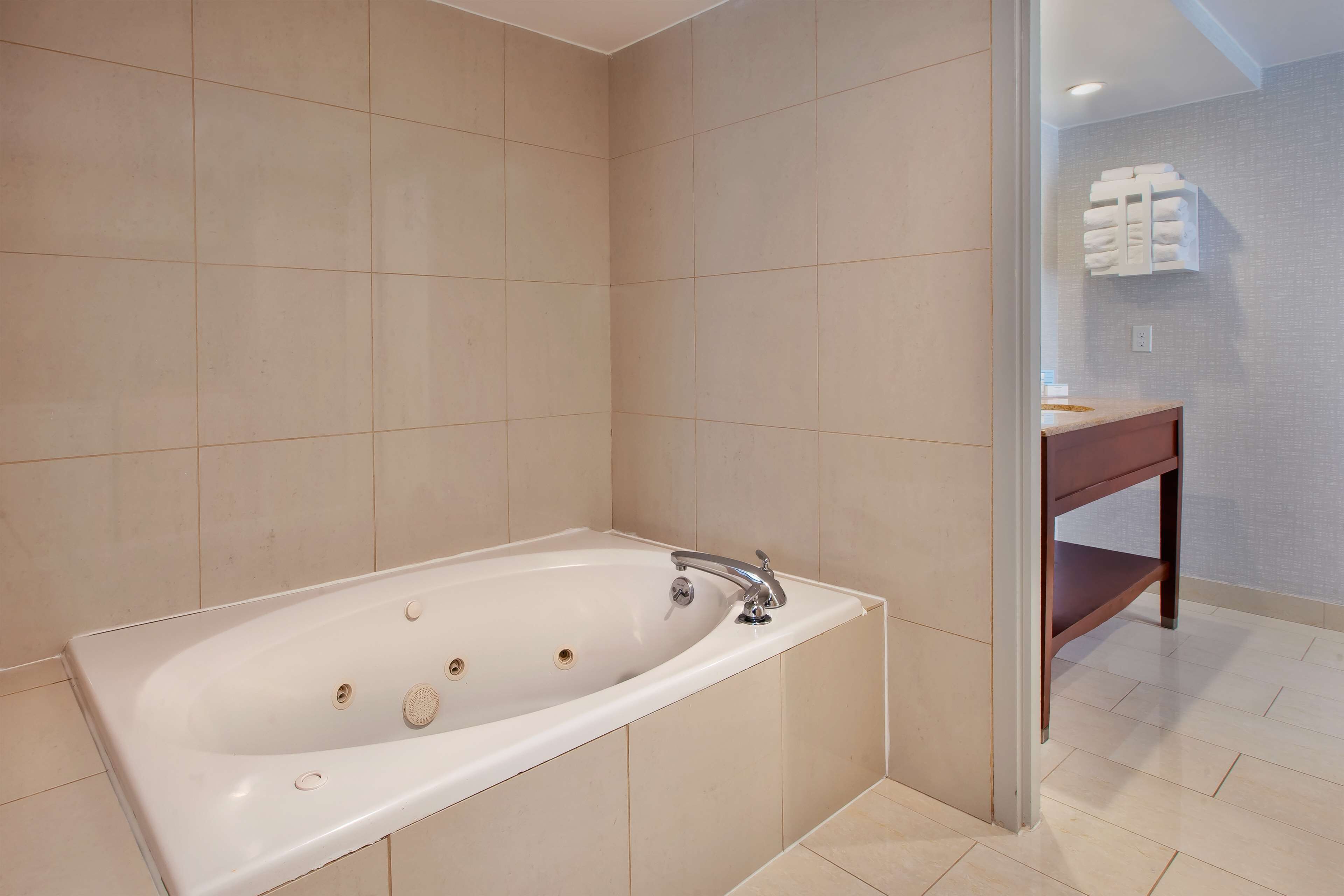 one king bed, non-smoking, with jetted tub | bathroom | free toiletries, hair dryer, towels