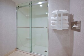 1 letto king, Non fumatori | Bagno | Set di cortesia gratuito, asciugacapelli, asciugamani