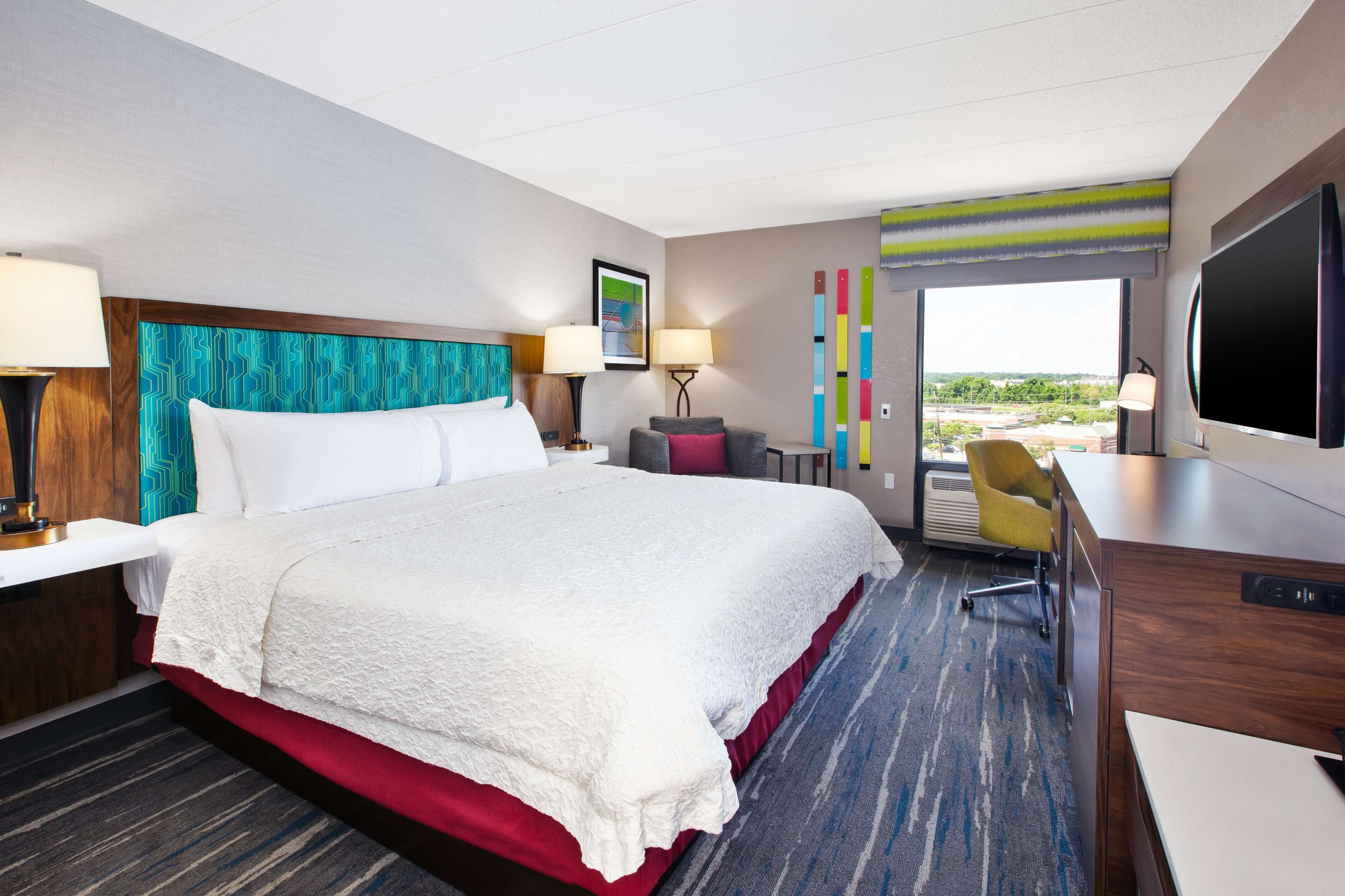 One King Bed, Non-Smoking, Accessible | In-room safe, desk, soundproofing, iron/ironing board