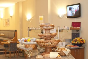 Desayuno buffet (EUR 10 por persona) 