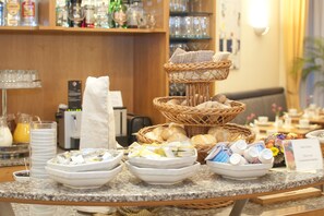 Desayuno buffet (EUR 10 por persona) 