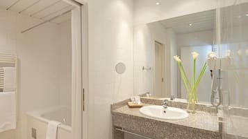 1 bedroom, hypo-allergenic bedding, minibar, in-room safe