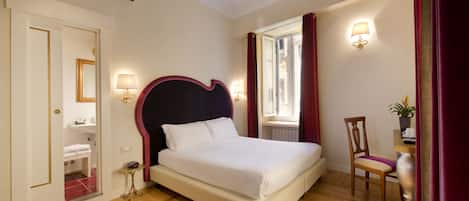 Dubbelrum | Duntäcken, minibar och värdeförvaringsskåp på rummet