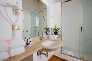 Triple Room | Bathroom | Free toiletries, hair dryer, slippers, bidet