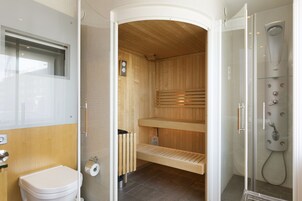 Suite | Bathroom | Shower, rainfall showerhead, eco-friendly toiletries, hair dryer