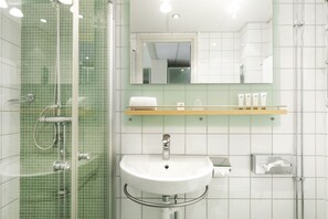 Classic Room (140 cm bed) | Bathroom | Shower, rainfall showerhead, eco-friendly toiletries, hair dryer - ProfilHotels President (Norrköping)