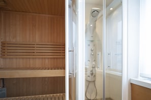 Suite | Bathroom | Shower, rainfall showerhead, eco-friendly toiletries, hair dryer - ProfilHotels President (Norrköping)