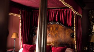 Luxe tweepersoonskamer | Lakens van Egyptisch katoen, luxe beddengoed, een minibar