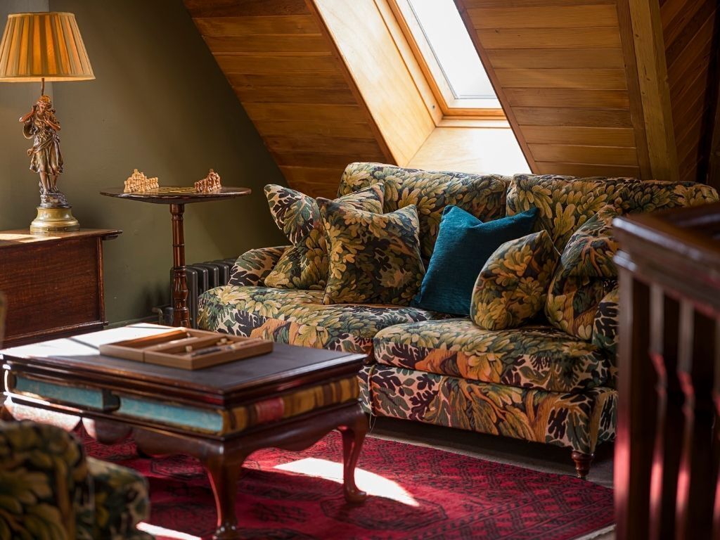 signature suite, 1 king bed (the rook's nest) | living area | 32-inch led tv with satellite channels, tv