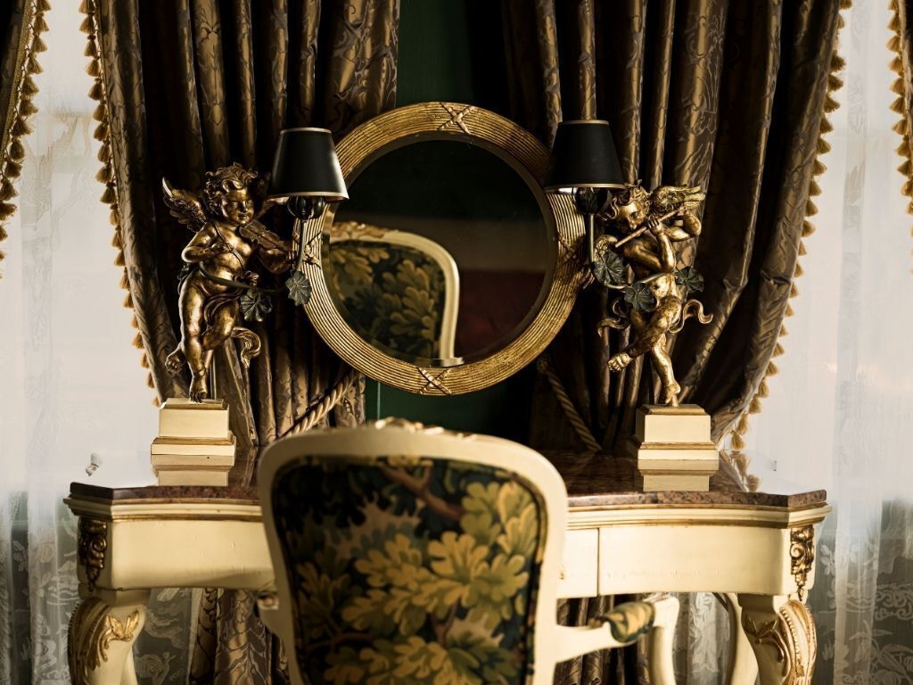 Signature suite, 1 kingsize bed (The Rook's Nest) | Woonruimte | Een 32-inch ledtelevisie met satellietzenders en een televisie