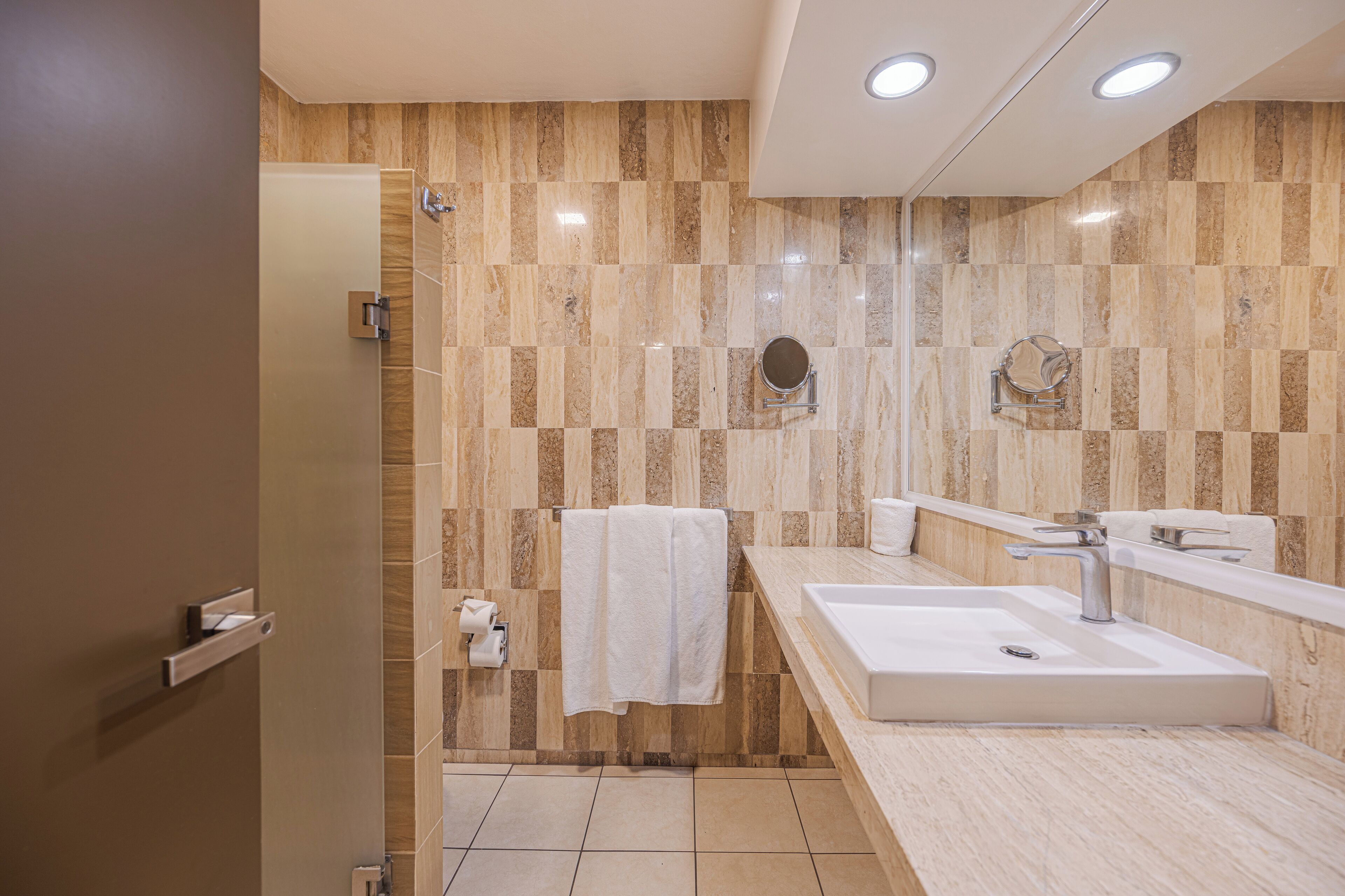 junior suite | bathroom | shower, free toiletries, hair dryer, towels